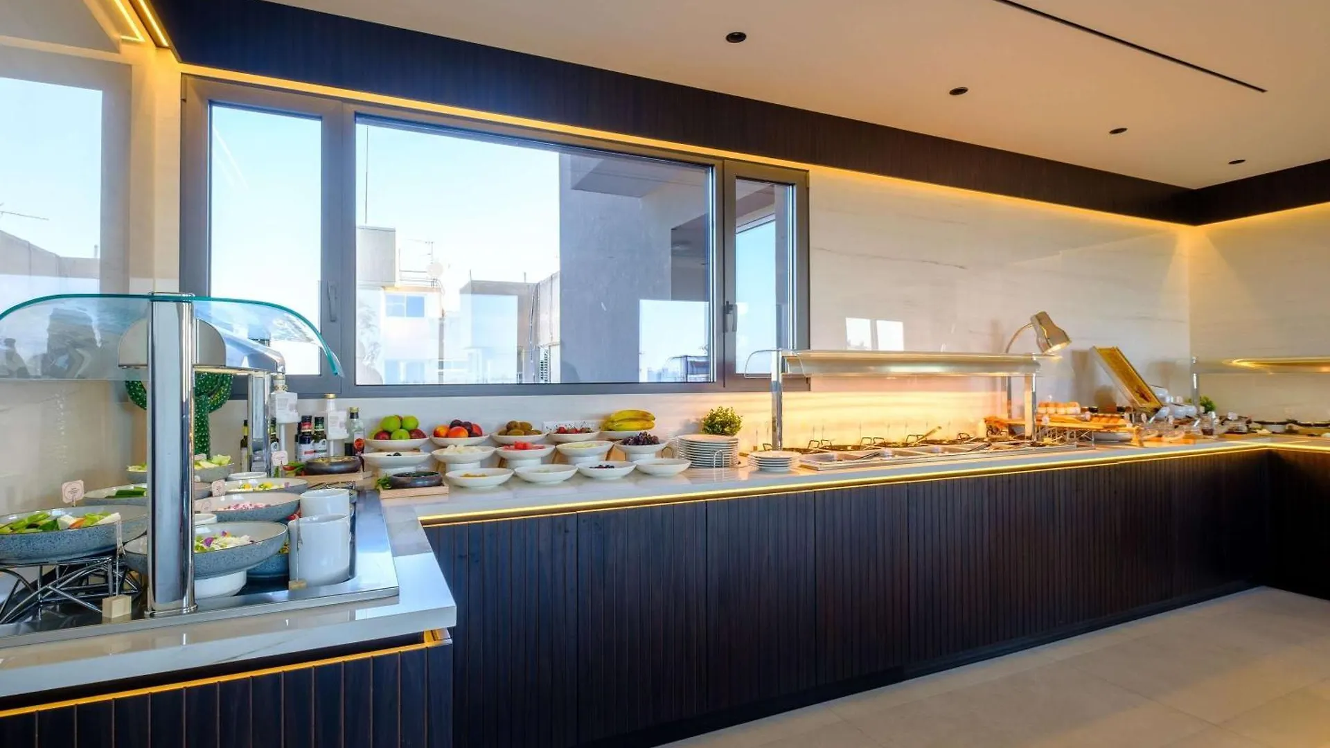 Mercure Larnaca City 3*,