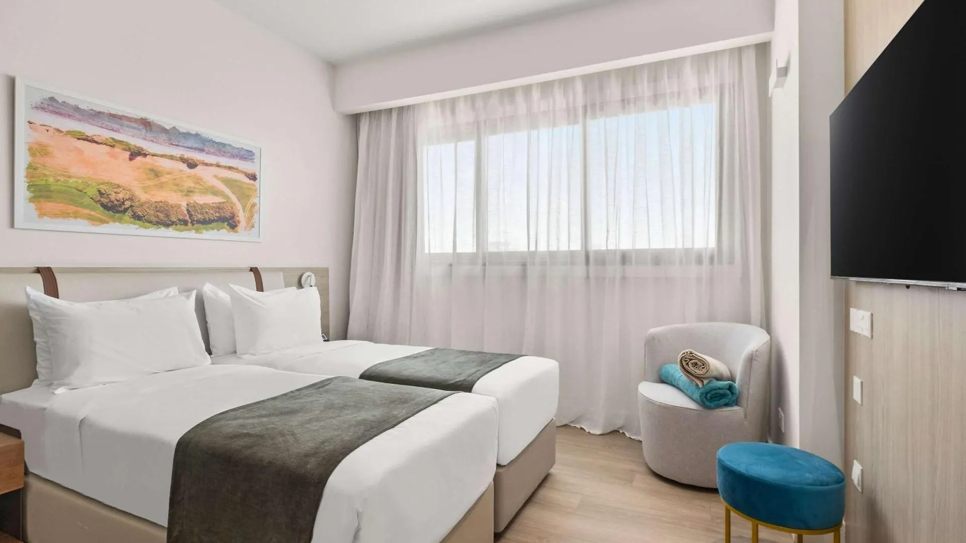 Mercure Larnaca City 3*,